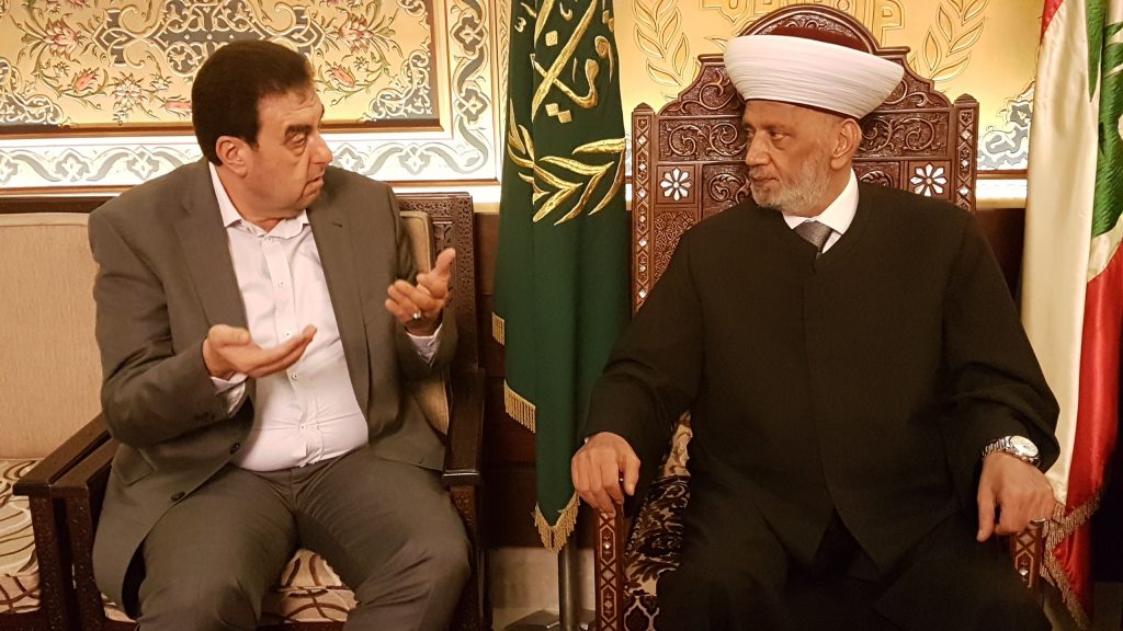 المفتي: معالجة دار الإفتاء لقضايا الأسرة تتسم بالحكمة والتعمق في دراسة كل حالة تعرض عليها 1 المفتي دريان مع النائب وليد البعريني 17 12 20181685126885