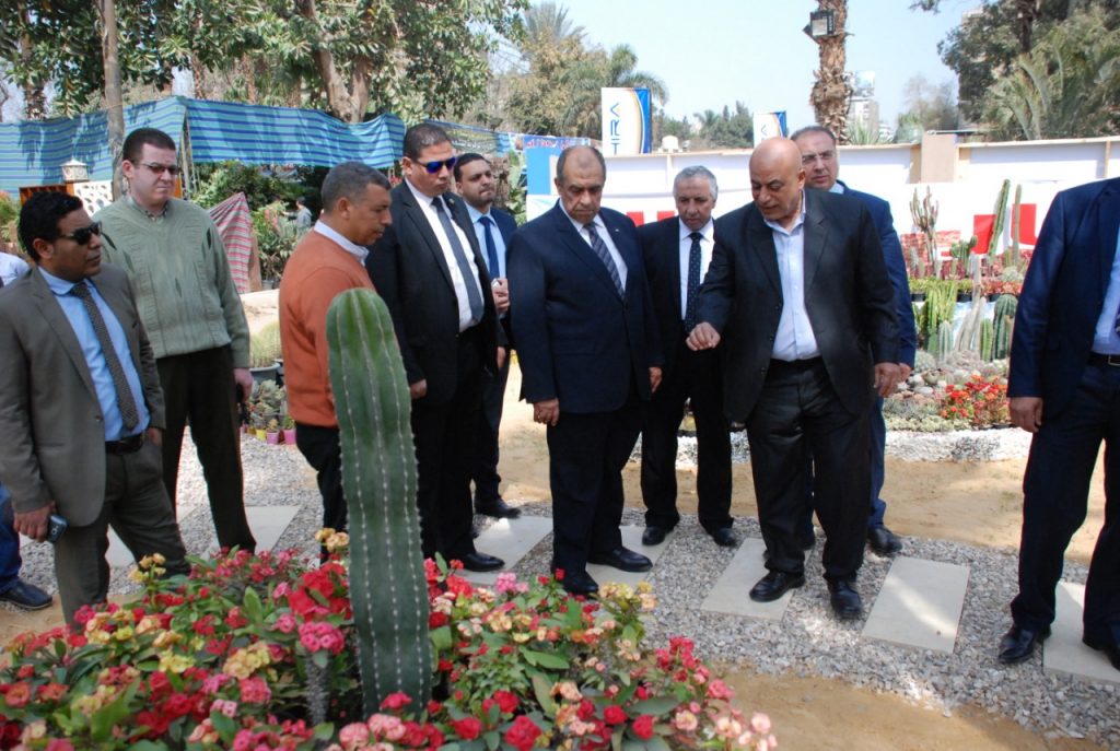 وزير الصحة يزور معرض زهور الربيع ويبدي إعجابه بالمعروضات وجودة التنظيم 1 عز الدين وزير الزراعة معرض الزهور 31685449083