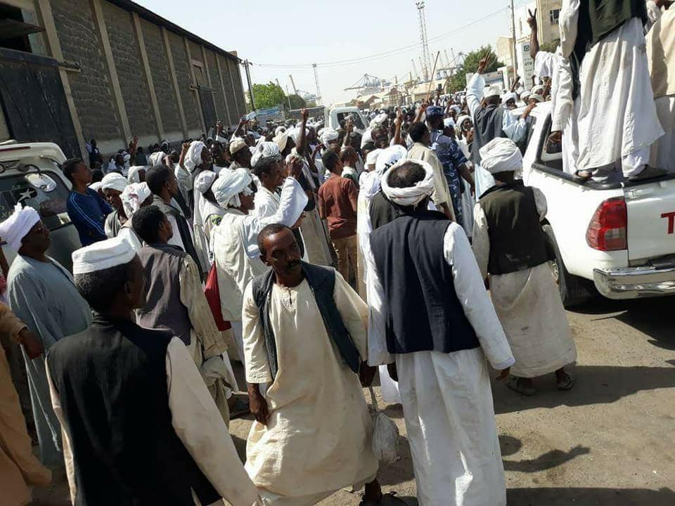 انسياب حركة الصادر والوارد بالموانئ السودانية بصورة طبيعية 1 عمال الموانئ1683832203