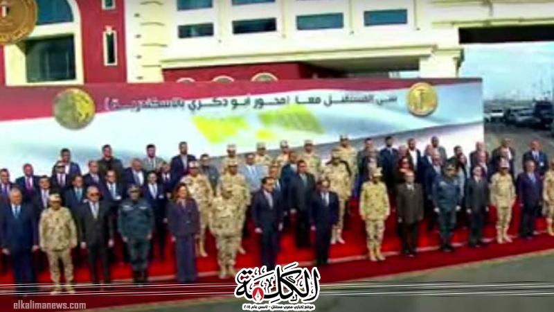 الرئيس السيسي يتوسط صورة تذكارية في ختام جولة تفقدية لافتتاح عدد من المشروعات شرق العوينات 1 174061 W1684062423