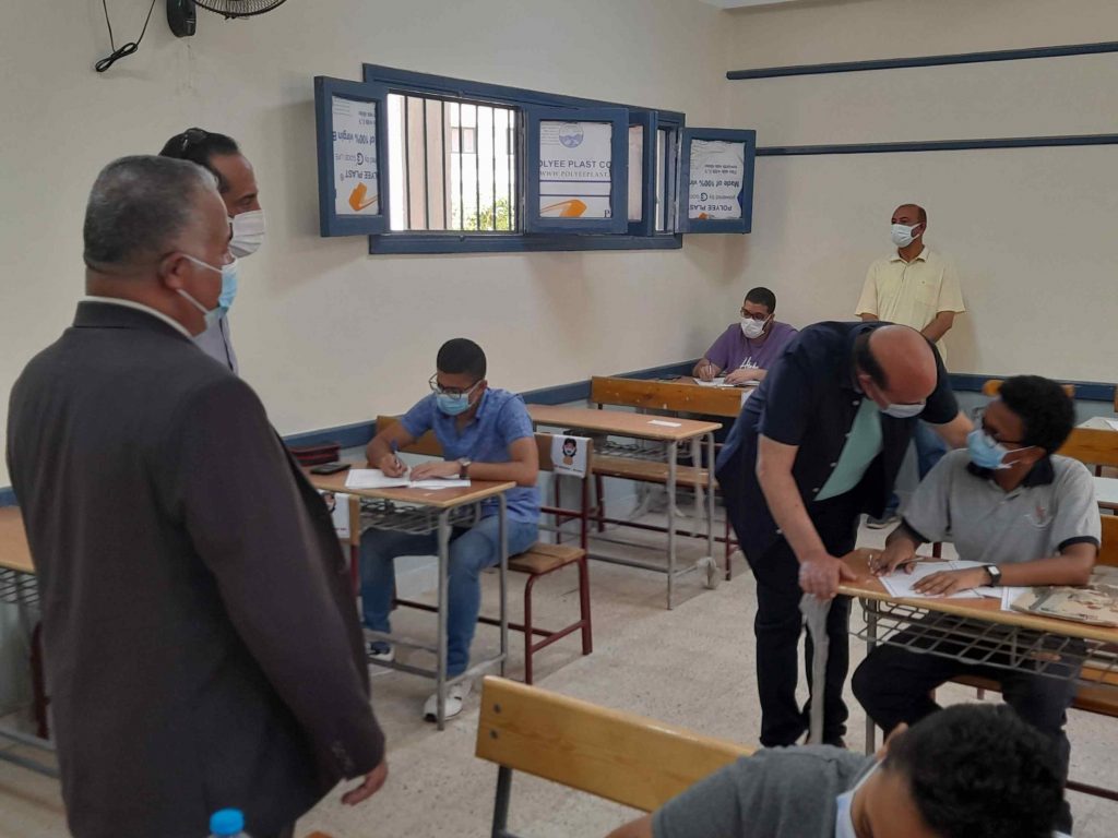 187040 محافظ أسوان يتفقد اختبارات المتفوقين (4)1684242363