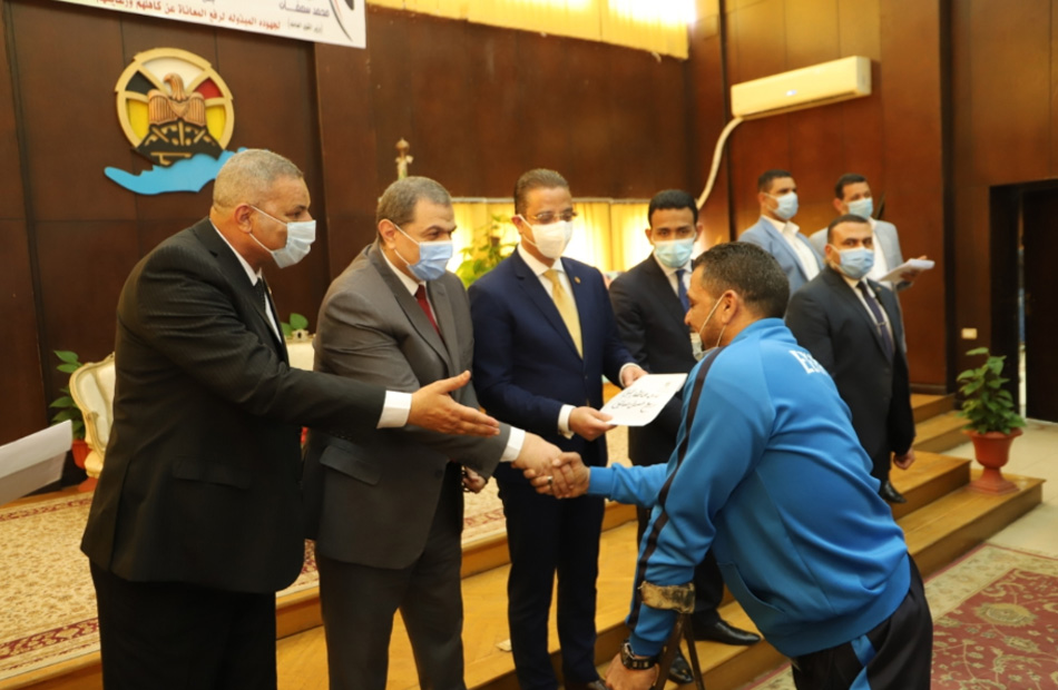 القوى العاملة بالبحر الأحمر: تسليم 12 عقد عمل لذوي الهمم بمرسى علم 1 19 2021 637534858590847341 841684926303