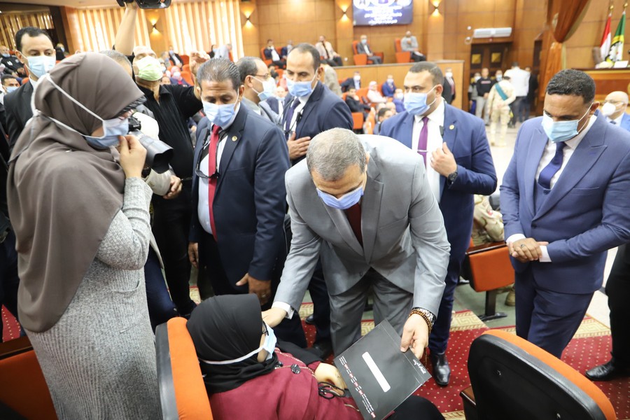 القوى العاملة: تسليم عقود عمل لذوي الهمم بالبحر الأحمر 1 2021 637521059019072122 9071685190243
