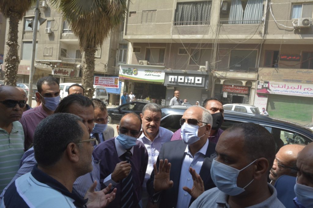 283804 محافظ الجيزة يتحدث مع المواطنين خلال تقديمهم طلبات التصالح (2)1684404243