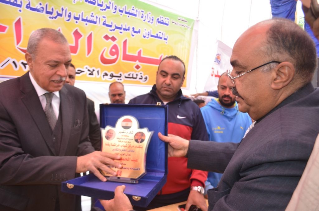 محافظ قنا: لا ندخر جهدًا في تذليل المعوقات المعرقلة للعمل بالمشروعات المختلفة 1 372453 11685381583