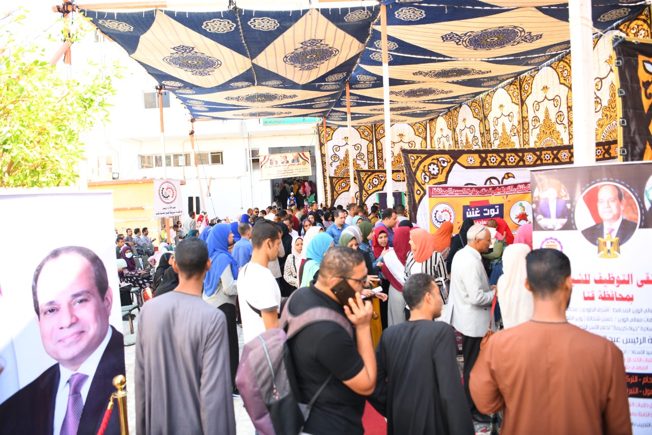 372526 محافظ قنا يفتتح ملتقى توظيفى (3)1684752903