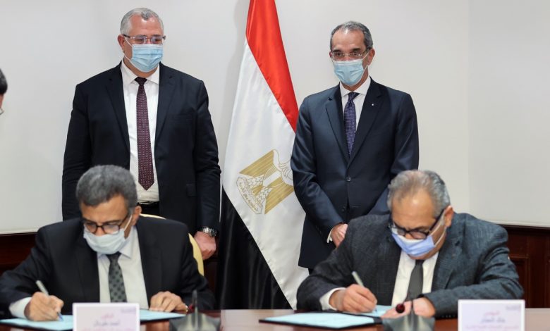 وزير الاتصالات يتفقد مشروعات الربط الإلكتروني لمجمع المصالح المميكن في الوادي الجديد 1 822A73B4 2029 4341 8FA1 339855C0A2F2