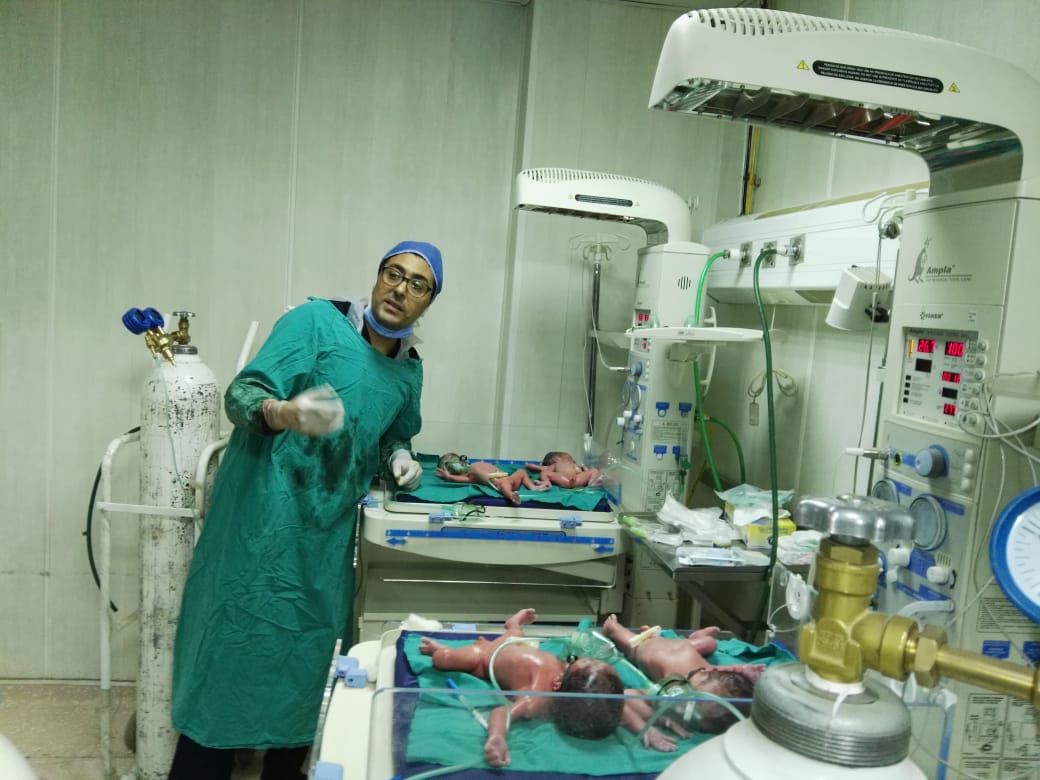 96125 فريق النساء والتوليد بمستشفي الأقصر الدولي ينقذ سيدة حامل في 4 توائم بقيصرية مبكرة (1)1683999003
