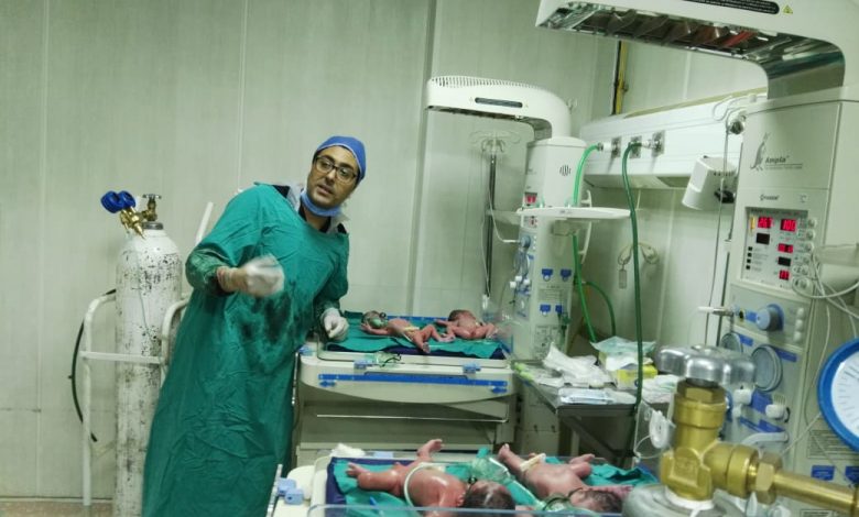 96125 فريق النساء والتوليد بمستشفي الأقصر الدولي ينقذ سيدة حامل في 4 توائم بقيصرية مبكرة (1)1683999003