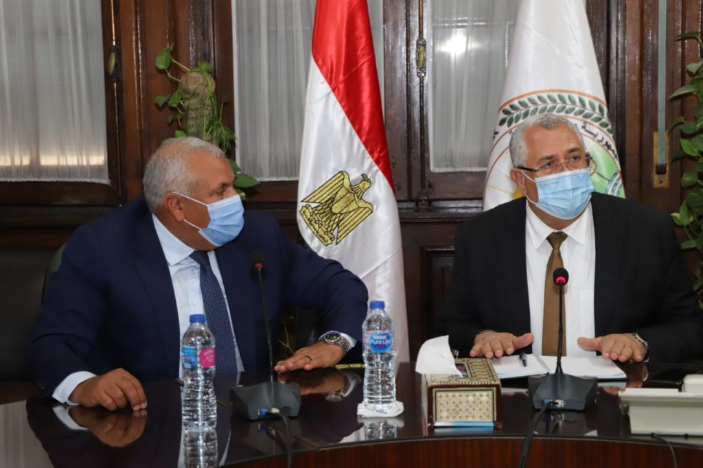 وزير الزراعة يبحث مع محافظ الوادي الجديد موقف المشروعات الزراعية بالمحافظة 1 IMG 20210308 WA0019