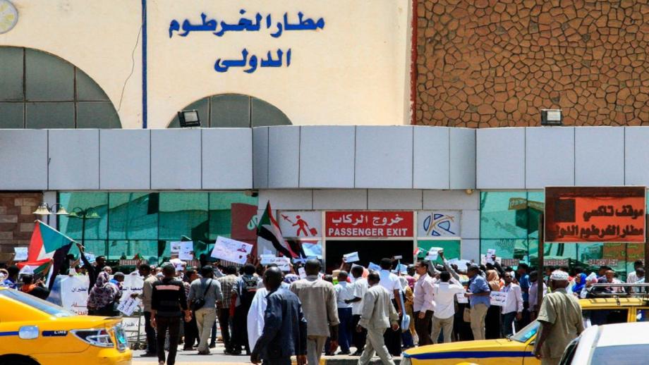 الخارجية العراقية: إجلاء حوالي 300 شخص من السودان 1 ehyfG1683974464