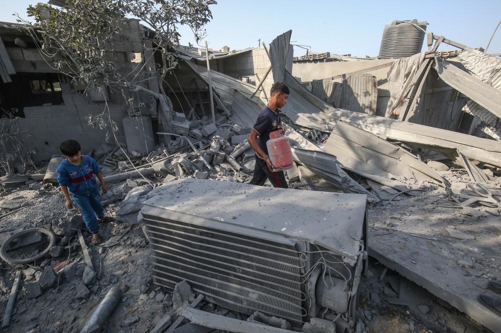 الفلسطينيون بقطاع غزة يتفقدون الدمار الذي خلفه عدوان الاحتلال الإسرائيلي فور دخول اتفاق التهدئة حيز التنفيذ 1 main image5dcdf5171f3fb1684013463