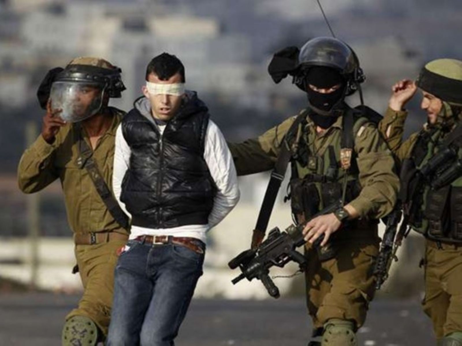 الاحتلال الإسرائيلي يعتقل أربعة فلسطينيين وقوات كبيرة تقتحم مخيم "نور شمس" في طولكرم 1 ny2fQ1685431983