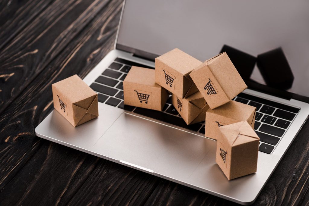 جلوبال (1): شركة Experlogix تضيف التجارة الرقمية إلى مجموعة منتجاتها 1 small carton boxes on laptop with blank screen e c 5W8H2YD1684988582