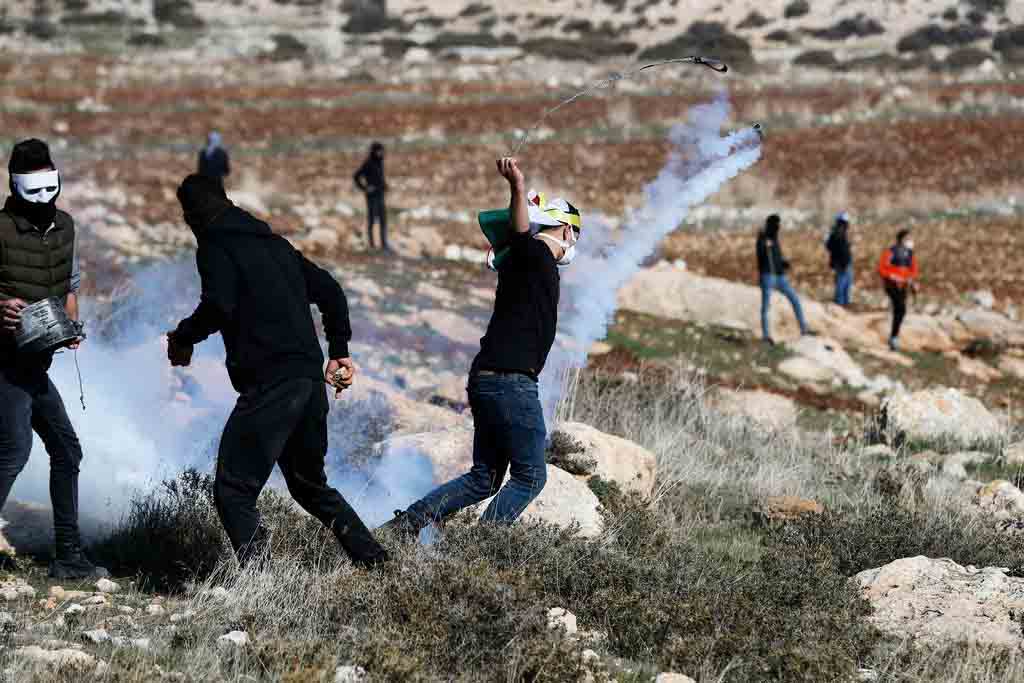 إصابة شاب بالرصاص وآخرون بالاختناق إثر قمع الاحتلال مسيرة شرق رام الله1685220842