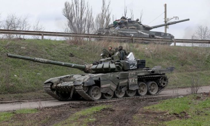 الجيش الروسي موالاون دبابتان طريق ماريوبول2 730x438 21684388283