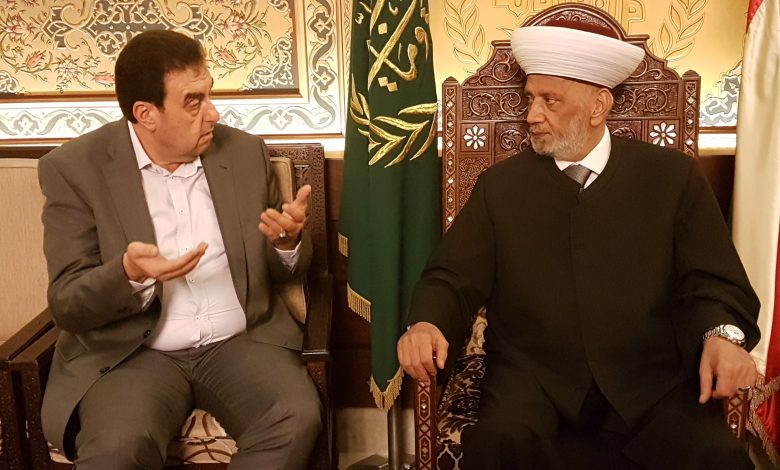المفتي: معالجة دار الإفتاء لقضايا الأسرة تتسم بالحكمة والتعمق في دراسة كل حالة تعرض عليها 1 المفتي دريان مع النائب وليد البعريني 17 12 20181685126885