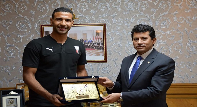 وزير الرياضة يهنئ عمر عصر بتأهله لدور الـ16 ببطولة العالم لتنس الطاولة ويشيد بأداء لاعبي المنتخب 1 وزير الرياضة يكرم بطل تنس الطاولة اللاعب عمر عصر 21684963385