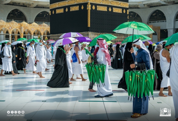 توزيع مظلات شمسية على الحجاج.. وتهيئة الطرق المؤدية للمشاعر المقدسة بتقنية الاهتزازات التحذيرية 1 توزيع 60 ألف مظلة على الحجاج والعاملين في المسجد الحرام1686754023