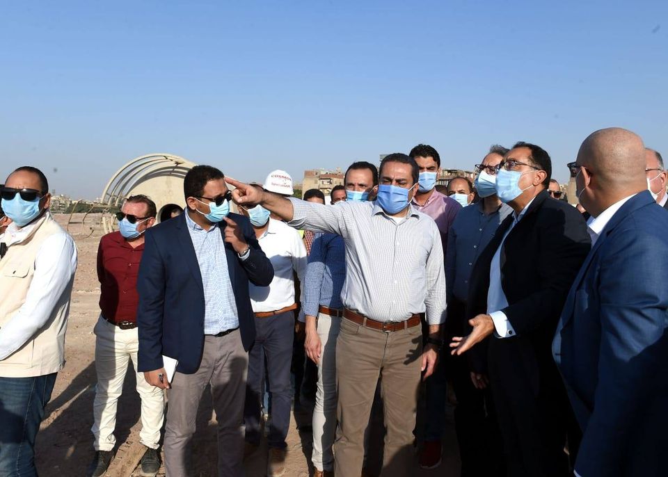 رئيس الوزراء يتفقد أعمال مشروع تطوير سور مجرى العيون1687598343