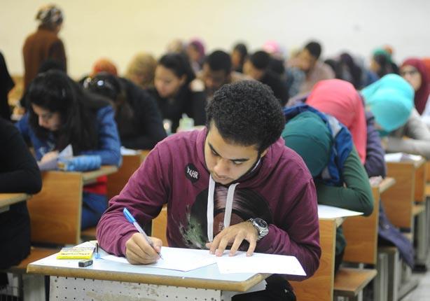 طلاب الجامعات يخضون الامتحانات1686550083
