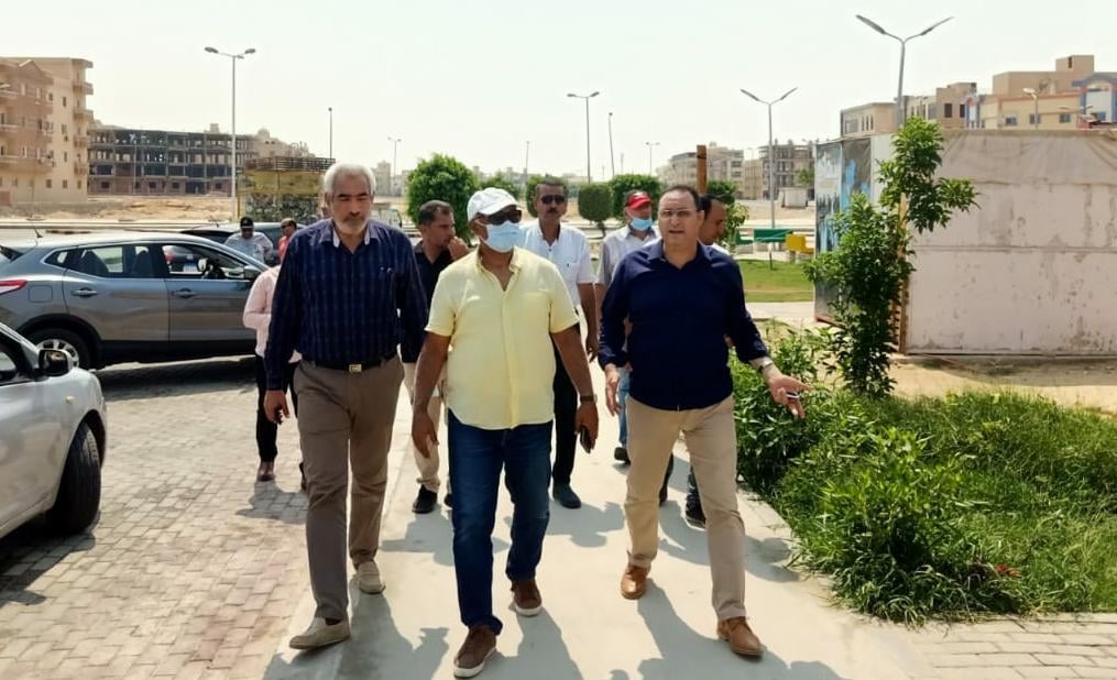 مسئولو "الإسكان" يتفقدون أعمال تمهيد الطرق بمداخل مدينة الشروق 1 مدينة الشروق1685866442