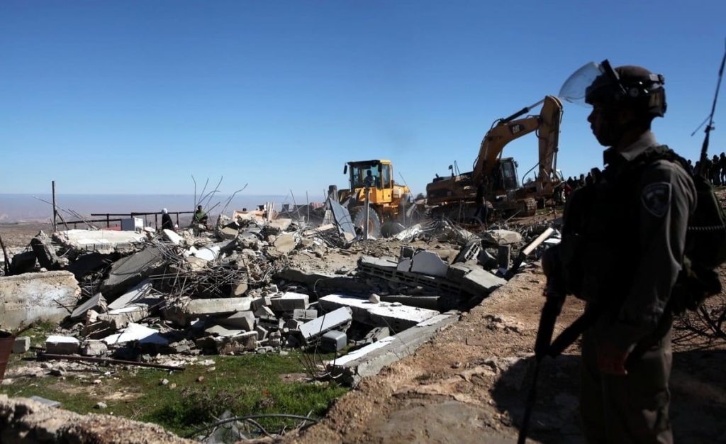 مواجهات بين الفلسطينيين والاحتلال بالقدس.. وإجبار فلسطيني على هدم منزله ذاتيًا بالمدينة المُحتلة 1 هدم 11685726284
