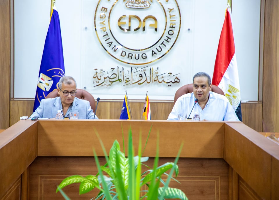 رئيس هيئة الدواء يتفقد جناح العرض الخاص بالهيئة في المعرض والمؤتمر الأفريقي الطبي الثاني 1 هيئة الدواء المصرية ععع1686139205