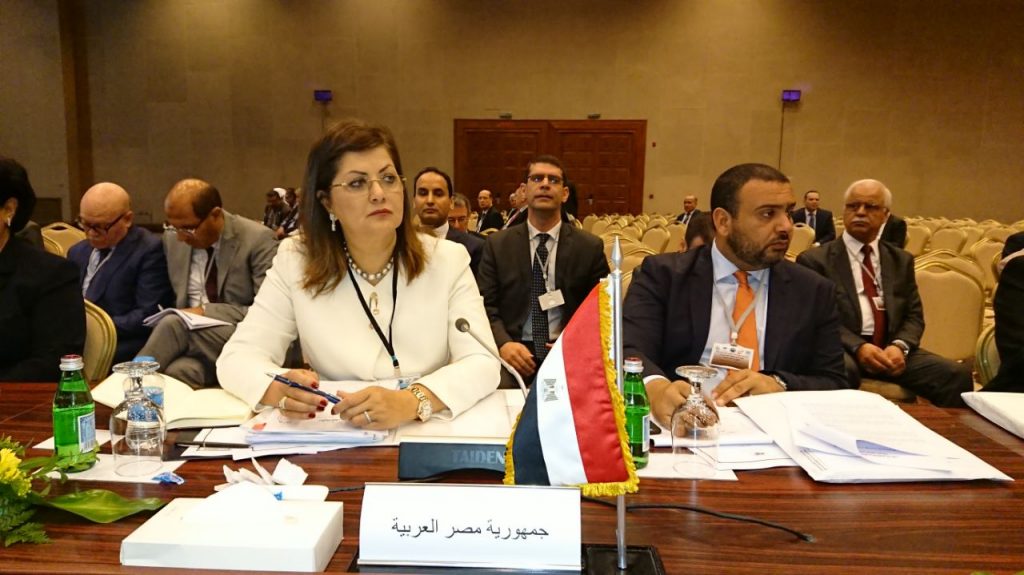 وزيرة التخطيط تناقش خطة وموازنة البرامج والأداء للوزارة والجهات التابعة للعام المالي 2023-2024 1 وزيرة التخطيط أثناء الاجتماع1686219603