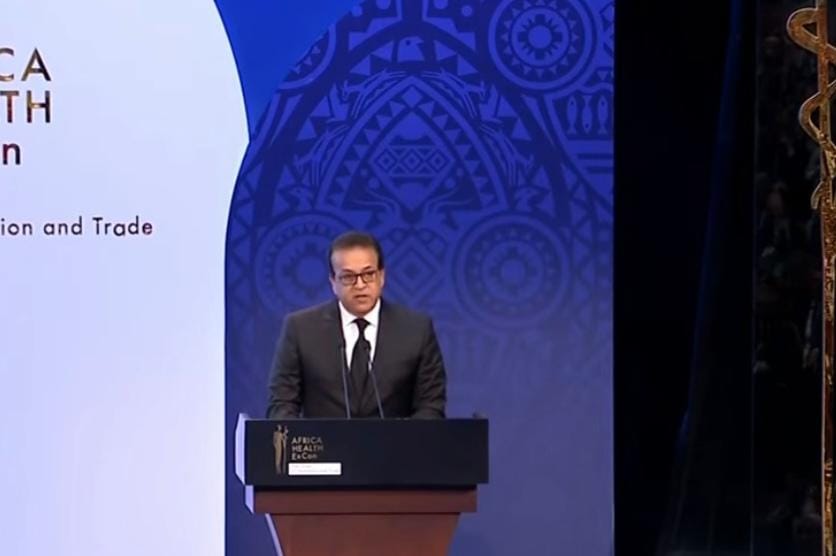 وزير الصحة يتسلم وثيقة من موسوعة "جينيس" بتحقيق أكبر رقم قياسي للتوعية بالسرطان في العالم 1 وزير الصحة1687588383