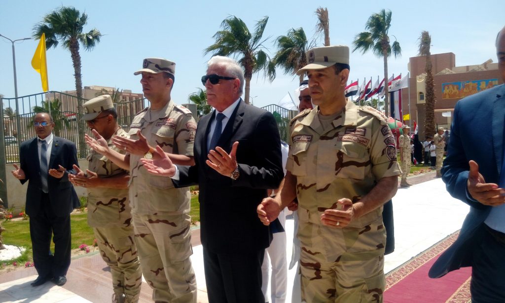 1032057 محافظ جنوب سيناء يضع أكليل الزهور على النصب التذكارى (2)1686249962