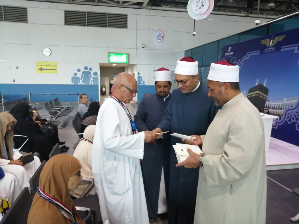 110125 أمين البحوث الإسلامية يتفقد قوافل وعاظ الأزهر للتوعية بمناسك الحج بمطار القاهرة الدولي (3)1687001942