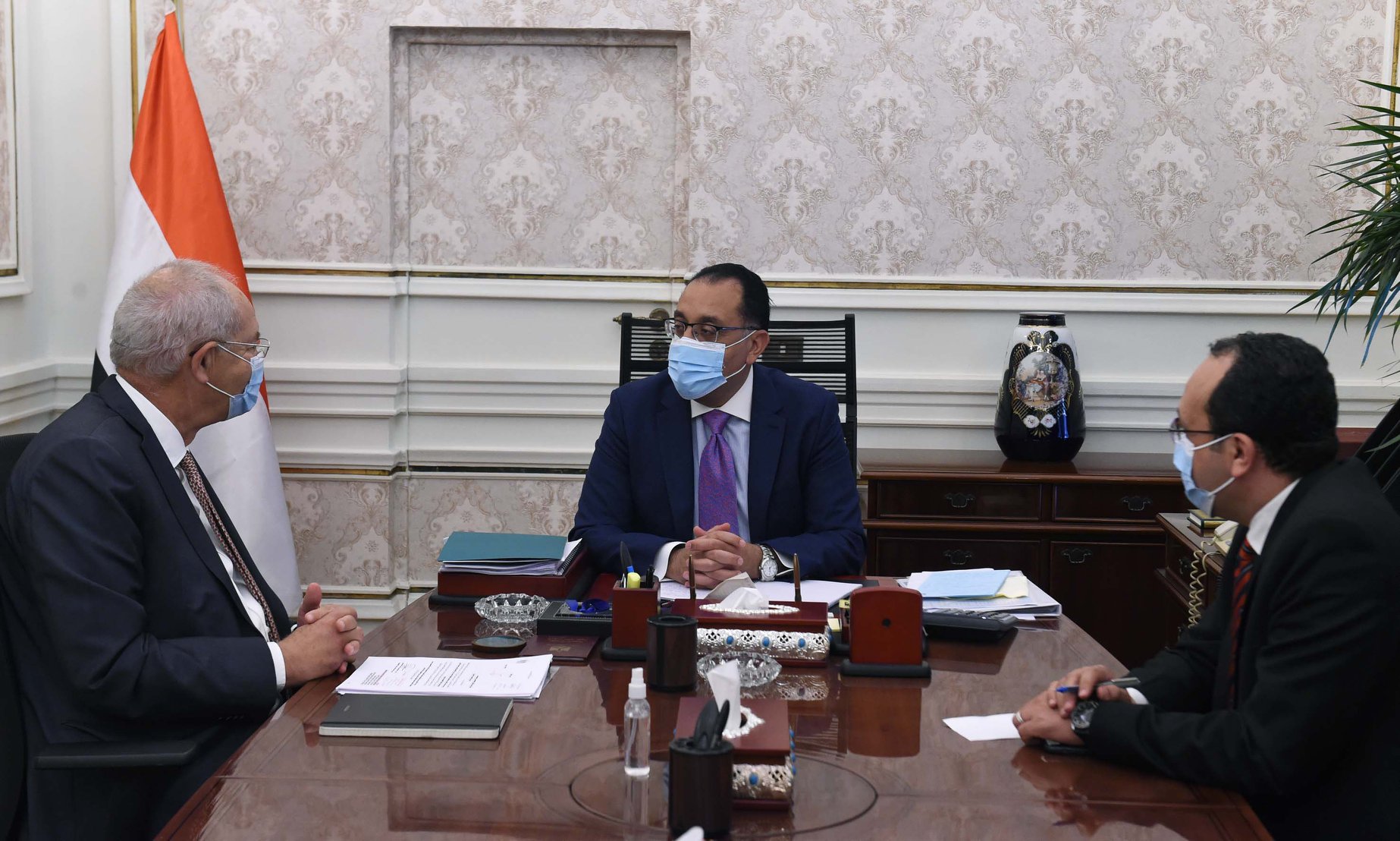 رئيس الوزراء يستعرض مع رئيس المنطقة الاقتصادية لقناة السويس أهم مستجدات المشروعات الاستراتيجية والاستثمارية بالمنطقة 1 189217505 1938369419674747 300369358923236471 n1685876403