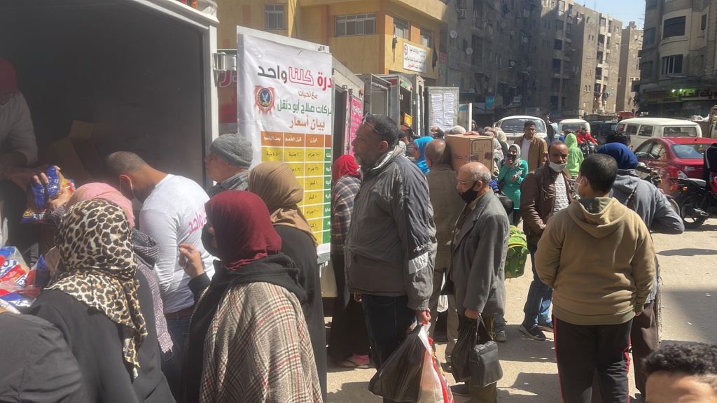 لليوم الـ300 على التوالي.. إقبال كبير من المواطنين على منافذ "كلنا واحد" لشراء السلع المتنوعة بأسعار مخفضة 1 19 2022 637831168195162634 5161687877765