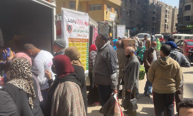 لليوم الـ300 على التوالي.. إقبال كبير من المواطنين على منافذ "كلنا واحد" لشراء السلع المتنوعة بأسعار مخفضة 1 19 2022 637831168195162634 5161687877765