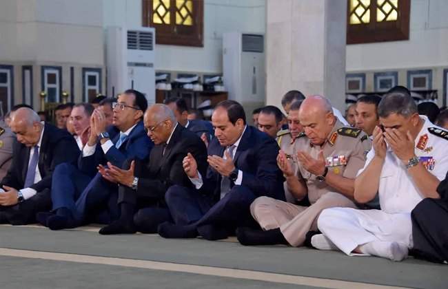 الرئيس السيسي يؤدي صلاة عيد الأضحى ... إضافة أولى وأخيرة 1 2018 636704440456952126 6951687924623