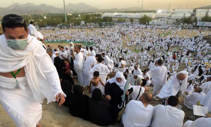 "لبيك اللهم لبيك" تلبية يرددها أكثر من مليوني حاج على صعيد عرفات الطاهر 1 23ipj 4