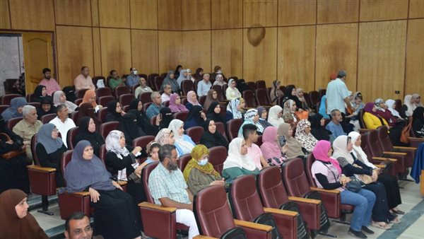 محافظ القاهرة يسلم تأشيرات الحج لأول أفواج حجاج الجمعيات الأهلية 1 2551686390423