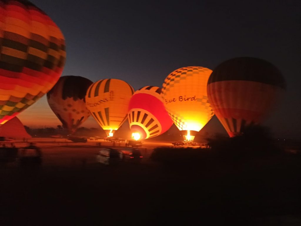 48555 سماء الأقصر تشهد تحليق 39 رحلة بالون طائر تقل علي متنها 790 سائح أجنبي (3)1685623023