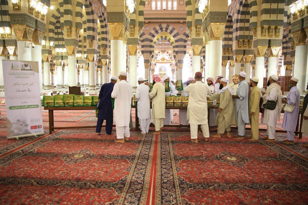 "شؤون الحرمين" تستبدل أكثر من 35 ألف نسخة من المصحف الشريف داخل المسجد الحرام وساحاته 1 807A00491686590823