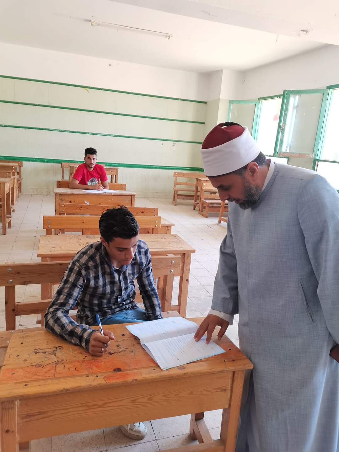 طلاب القسم العلمي يختتمون الأسبوع الثالث من امتحانات الشهادة الثانوية الأزهرية بمادة النحو دون شكاوى 1 FB IMG 16614437859661687347963