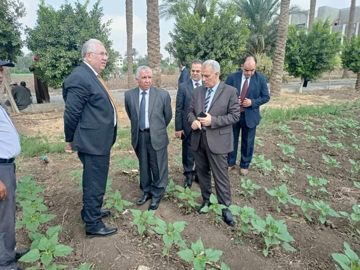 وزير الزراعة يتفقد المزارع البحثية والإرشادية بمركز البحوث الزراعية 1 FB IMG 16872525363621687254424