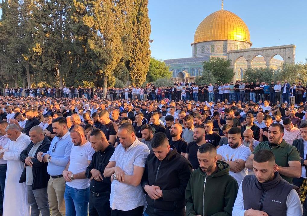50 ألف فلسطيني يؤدون صلاة الجمعة في المسجد الأقصى رغم قيود الاحتلال الإسرائيلي 1 b1686914283