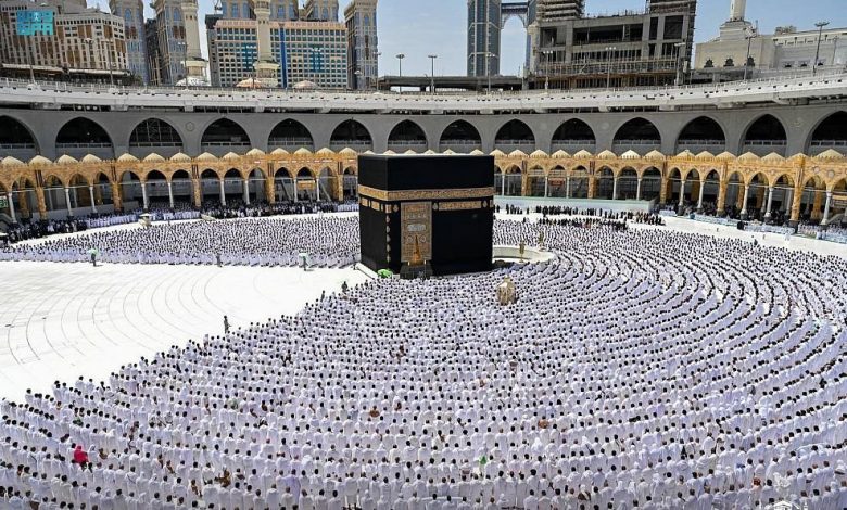 أكثر من مليون حاج يؤدون صلاة الجمعة بالمسجد الحرام 1 elaosboa642531687514883