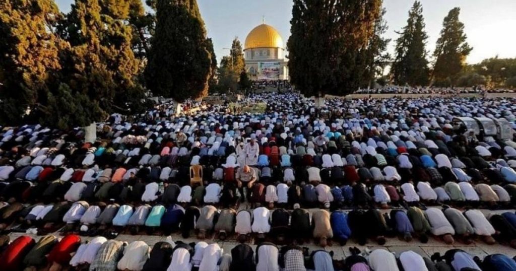 عشرات الآلاف من الفلسطينيين يؤدون صلاة الجمعة في رحاب المسجد الأقصى 1 oxulY1687519983