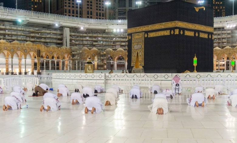 رئاسة شؤون الحرمين توفر كافة سبل الضيافة لحجاج بيت الله الحرام ضمن مبادرة " حفاوة " 1 أداء صلاة التراويح في المسجد الحرام