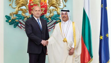 الرئيس البلغاري يقلد سفيرنا وسام الاستحقاق من الدرجة الأولى1686913144