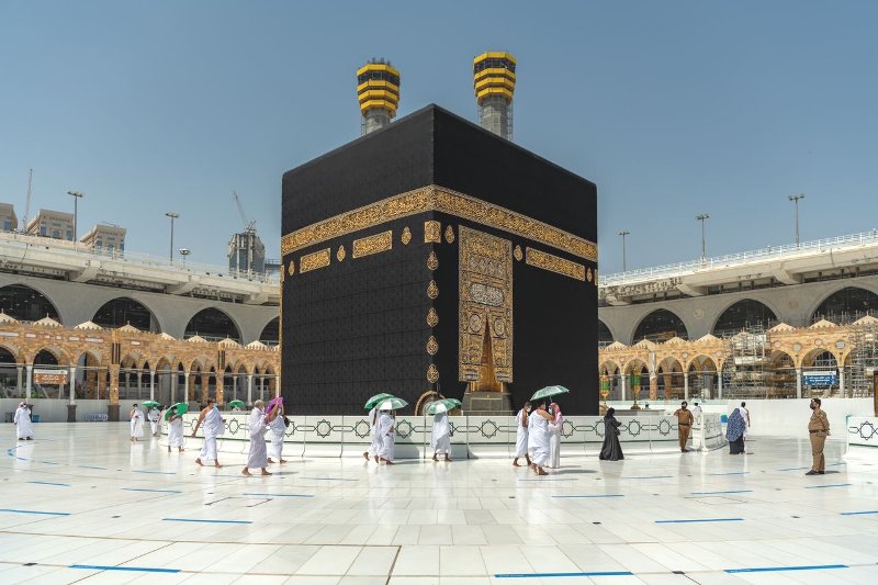 شؤون الحرمين ترفع الجزء السفلي من كسوة الكعبة المشرفة للحفاظ على نظافتها وسلامتها 1 الكعبة تعامد الشمس1686375363