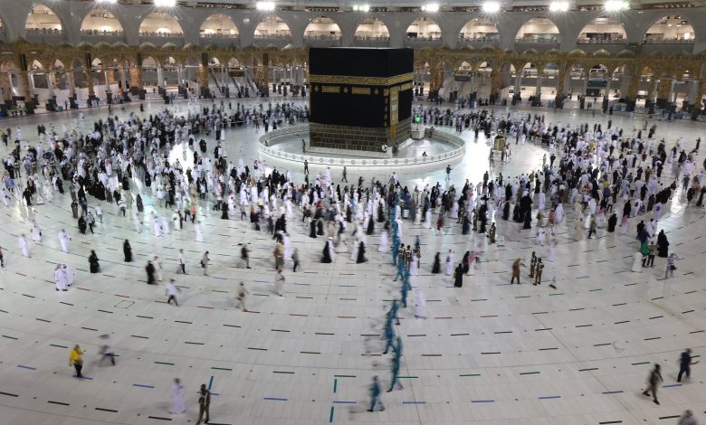 السعودية: عشرات المواقع بالمسجد الحرام للرد على السائلين من حجاج بيت الله 1 المسجد الحرام 11687620844
