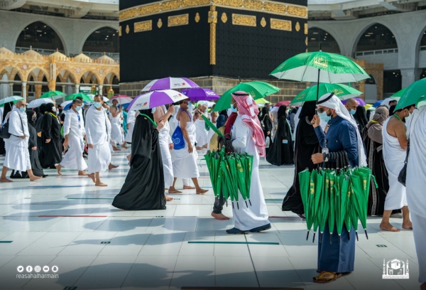 توزيع 60 ألف مظلة على الحجاج والعاملين في المسجد الحرام1686754023